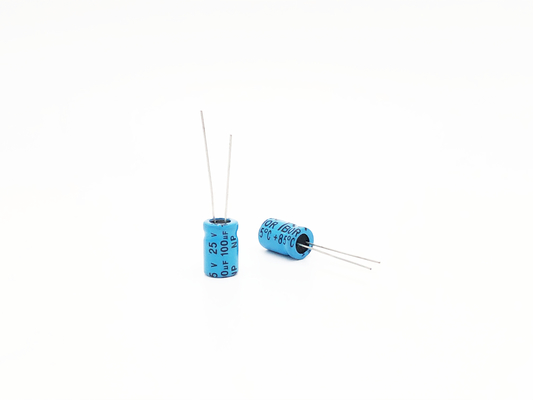 NP 100UF25V سيارة أمبير مكثف ثنائي الاستقطاب الألومنيوم كهربائيا مكثف