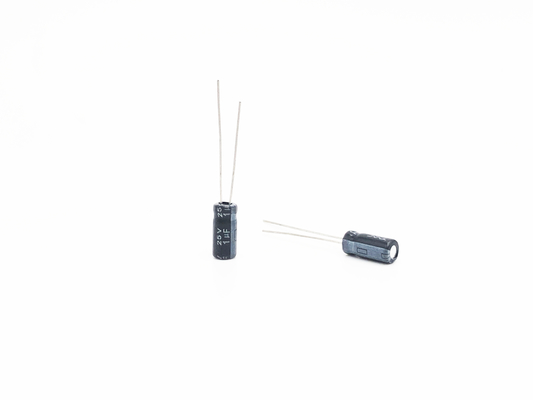 ISO9001 بنفايات شعاعي الرصاص المكثفات كهربائيا 1UF25V 5X11mm