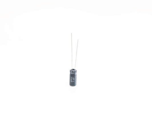 ISO9001 بنفايات شعاعي الرصاص المكثفات كهربائيا 1UF25V 5X11mm