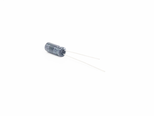 ISO9001 بنفايات شعاعي الرصاص المكثفات كهربائيا 1UF25V 5X11mm