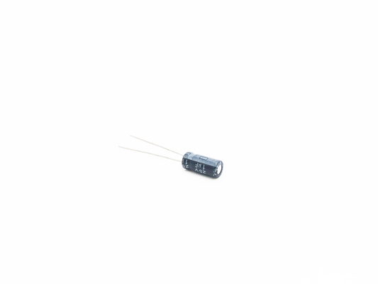ISO9001 بنفايات شعاعي الرصاص المكثفات كهربائيا 1UF25V 5X11mm