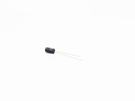 مكثفات إلكتروليت مصغرة 4.7UF50V 2000 ساعة طويلة العمر المكثف