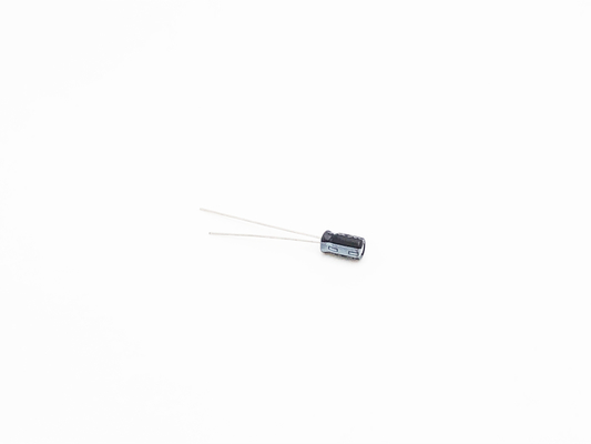 مكثفات إلكتروليت مصغرة 4.7UF50V 2000 ساعة طويلة العمر المكثف