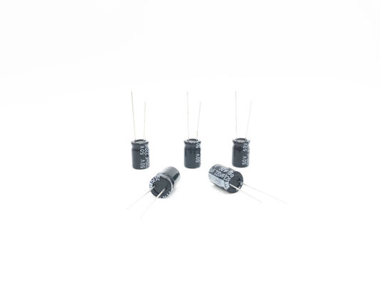 الألومنيوم 10x13 مم 220 فائق التوهج 50 فولت كهربائيا مكثف 20٪ التسامح