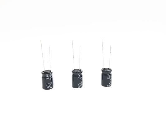 ISO9001 10X17mm شعاعي الرصاص المكثفات كهربائيا 220 فائق التوهج 63 فولت