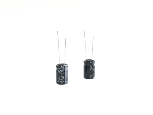 ISO9001 10X17mm شعاعي الرصاص المكثفات كهربائيا 220 فائق التوهج 63 فولت