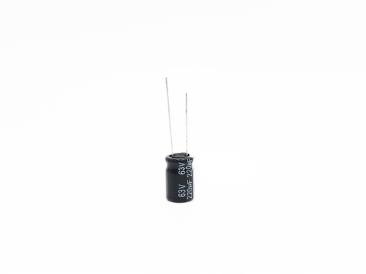 ISO9001 10X17mm شعاعي الرصاص المكثفات كهربائيا 220 فائق التوهج 63 فولت