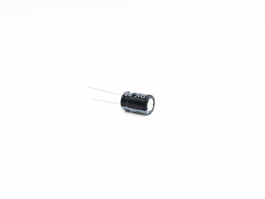 ISO9001 10X17mm شعاعي الرصاص المكثفات كهربائيا 220 فائق التوهج 63 فولت