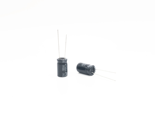 درجة حرارة واسعة من الألومنيوم شعاعي كهربائيا مكثف 220UF50V 8X16mm
