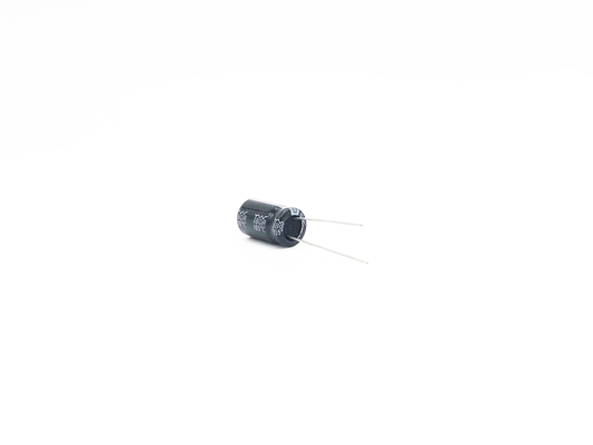 درجة حرارة واسعة من الألومنيوم شعاعي كهربائيا مكثف 220UF50V 8X16mm