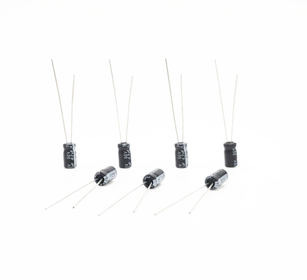 2000 ساعة تحميل شعاعي نوع الرصاص مكثف 4.7 فائق التوهج 50 فولت 5x11mm