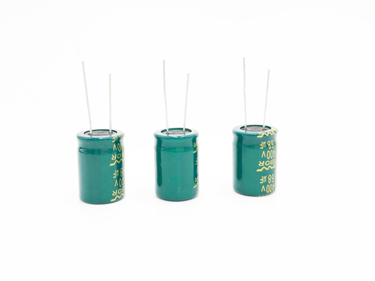 ISO9001 18x30mm 5000 ساعة شعاعي الرصاص المكثفات كهربائيا 68 فائق التوهج 400V