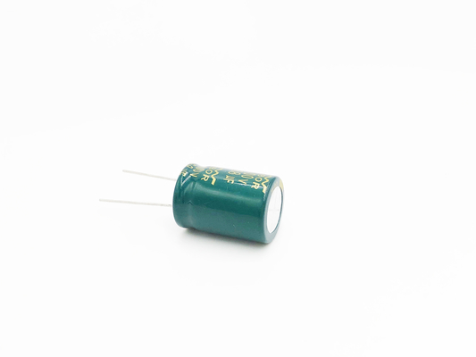 ISO9001 18x30mm 5000 ساعة شعاعي الرصاص المكثفات كهربائيا 68 فائق التوهج 400V