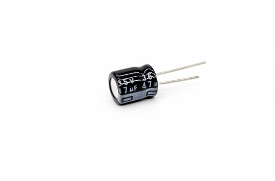 105C درجة حرارة واسعة شعاعي مكثف كهربائيا العشاء مصغر 6.3x7mm