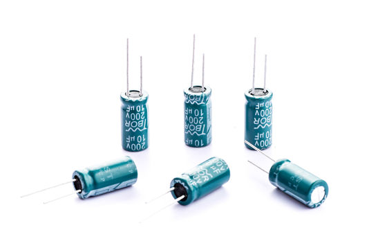 الصابورة الإلكترونية مكثفات الرصاص الشعاعية 10 × 16 مم 10 فائق التوهج 200 فولت